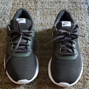 Nike Tanjun Shoes,  GS sz 6.5